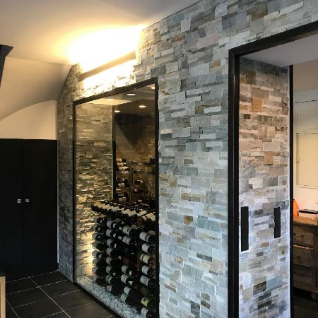 Éclairage d'une cave à vin avec intégration de la domotique dans les pierres.